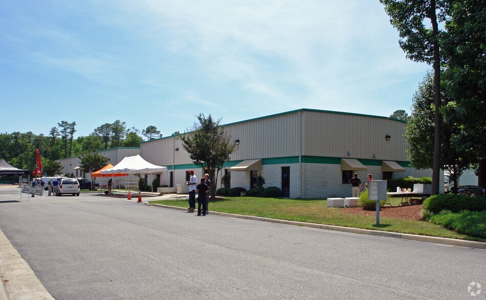 916-920 Cavalier Blvd, Chesapeake, VA à louer - Photo principale - Image 2 de 6