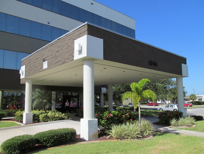 1344 S Apollo Blvd, Melbourne, FL à louer - Photo du bâtiment - Image 2 de 7