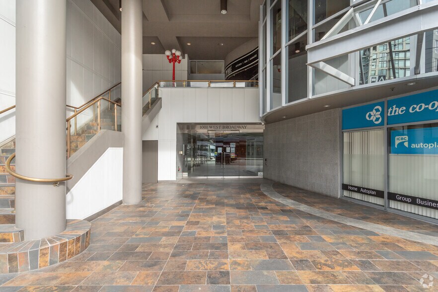 1001 W Broadway, Vancouver, BC à louer - Photo du bâtiment - Image 2 de 6