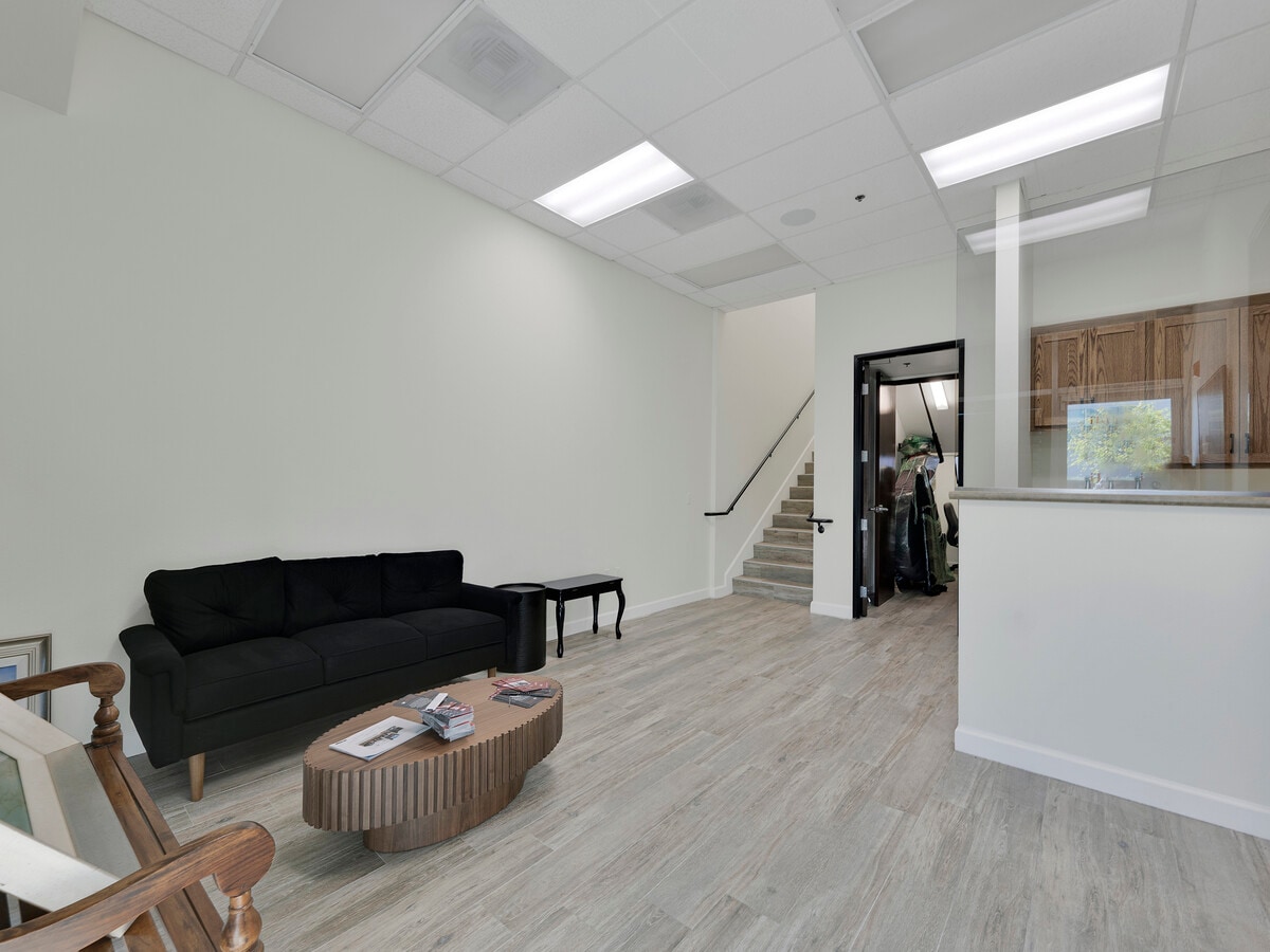 1211 Flynn Rd, Camarillo, CA 93012 - Unité 103 -  - Photo intérieure - Image 2 of 11