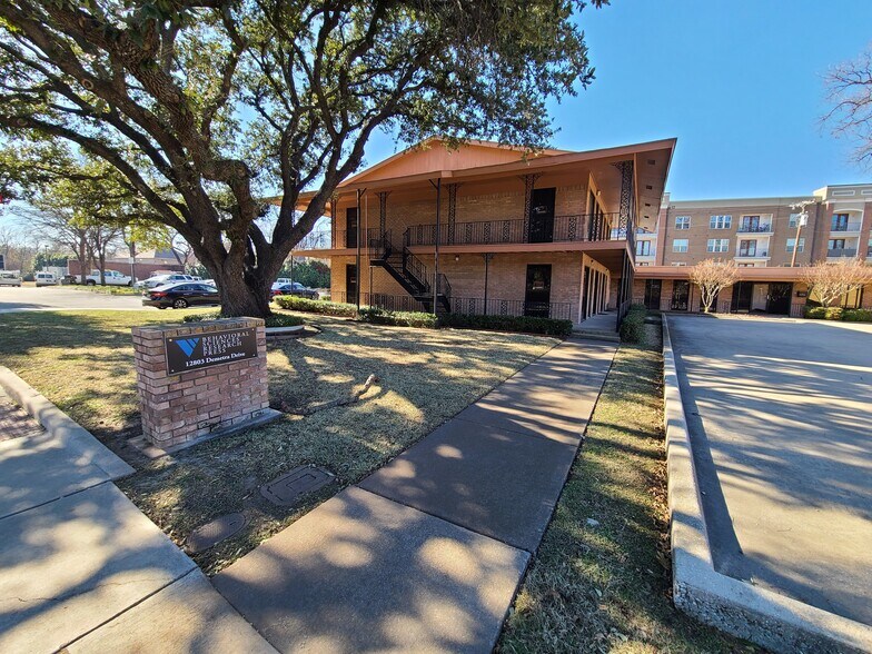 12803 Demetra Dr, Farmers Branch, TX à louer - Photo du bâtiment - Image 3 de 27