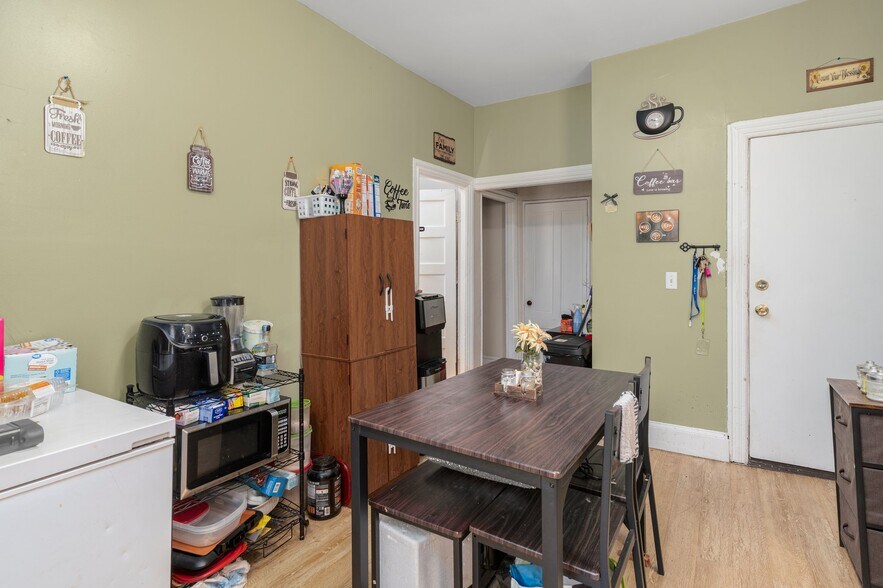 52 Dennis Ave, Cranston, RI à vendre - Photo du b timent - Image 3 de 11