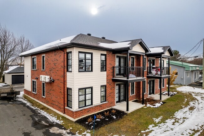 Plus de détails pour 3688-3722 Principale, Saint-cyrille-de-wendover, QC - Multi-résidentiel à vendre