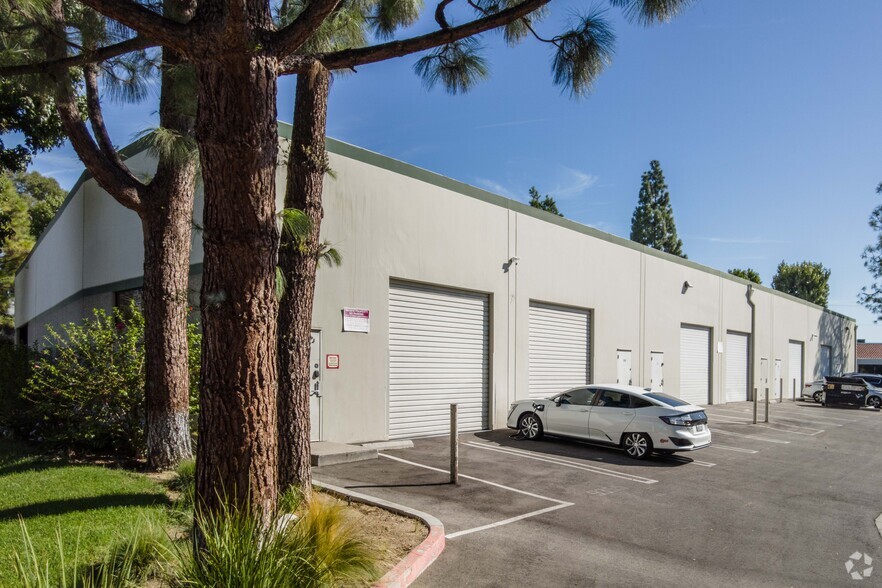 9347-9357 Eton Ave, Chatsworth, CA for lease - Building Photo - Image 3 of 5