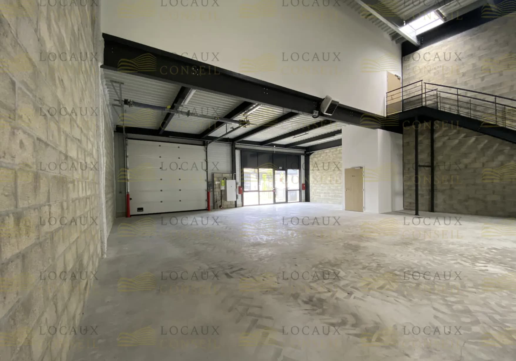 Flex in Éragny for lease Interior Photo- Image 1 of 4