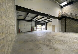 Flex in Éragny for lease Interior Photo- Image 1 of 4