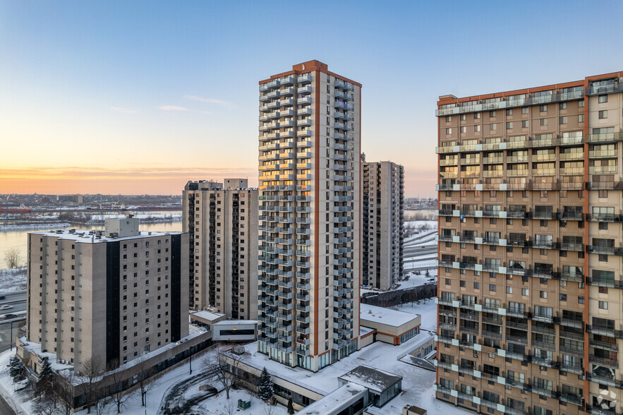 99-101 Pl Charles-Le Moyne, Longueuil, QC à louer - Photo principale - Image 1 de 16