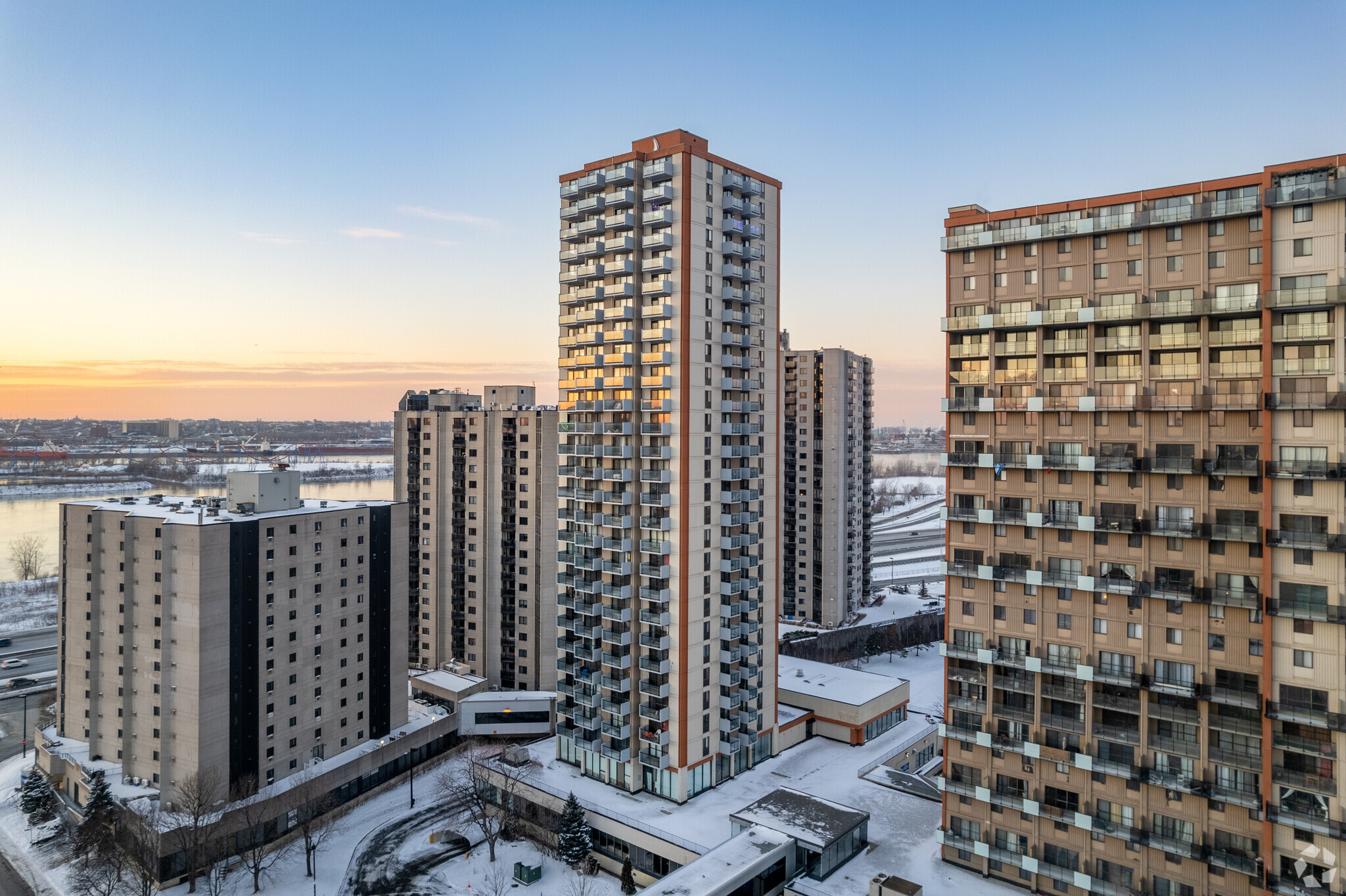 99-101 Pl Charles-Le Moyne, Longueuil, QC à louer Photo principale- Image 1 de 17