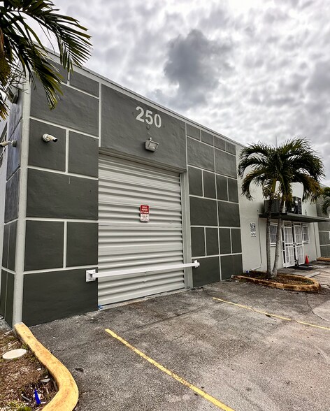 270 W 79th Pl, Hialeah, FL à louer - Photo du bâtiment - Image 2 de 8