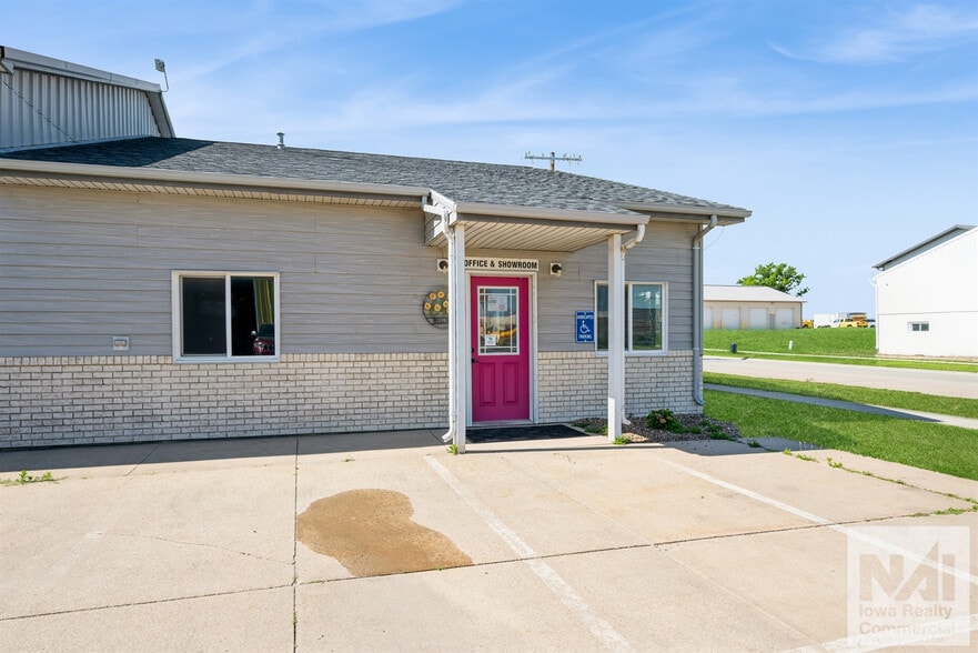 1105 Hawkeye Dr, Hiawatha, IA for lease - Building Photo - Image 3 of 20