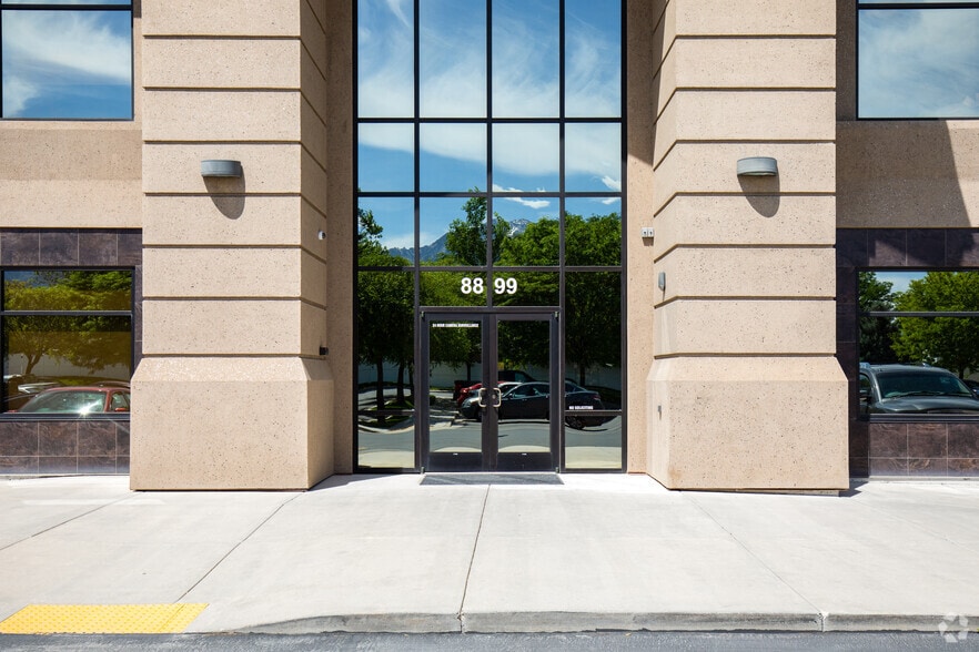 8899 S 700 E, Sandy, UT à vendre - Photo du bâtiment - Image 2 de 4