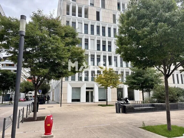 Office in Lyon for lease - Building Photo - Image 2 of 2