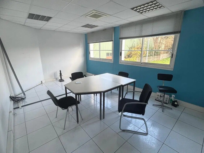 10-12 Rue Marcel Paul, Bezons for lease - Interior Photo - Image 2 of 10