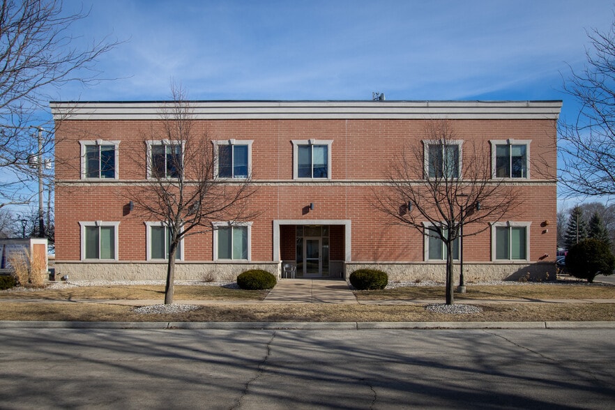 204 E Prairie, Marengo, IL for lease - Building Photo - Image 2 of 9