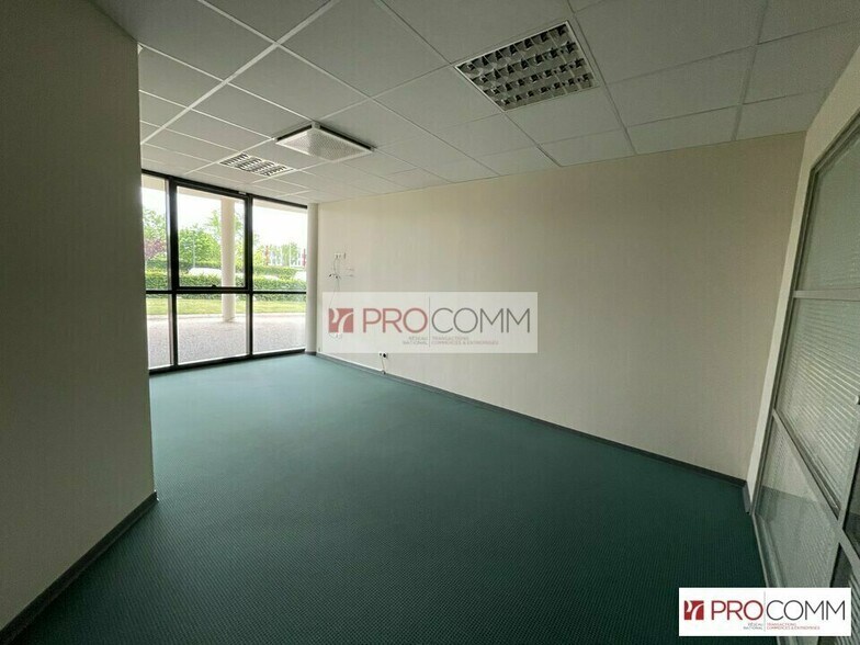 Office in Chartres for lease - Interior Photo - Image 2 of 10
