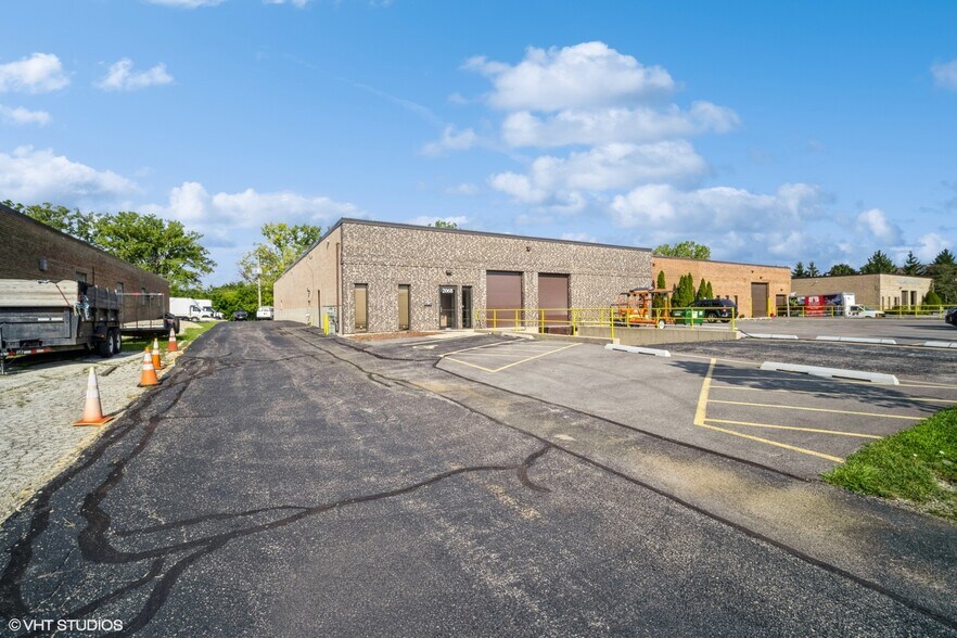 2068-2068 S Foster Ave, Wheeling, IL à louer - Photo du bâtiment - Image 1 de 28