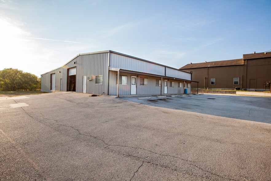 5711 Monaco Cir, San Antonio, TX for lease - Building Photo - Image 2 of 18