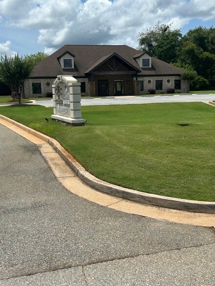 128 Tommy Stalnaker Dr, Warner Robins, GA à vendre - Photo du bâtiment - Image 1 de 5