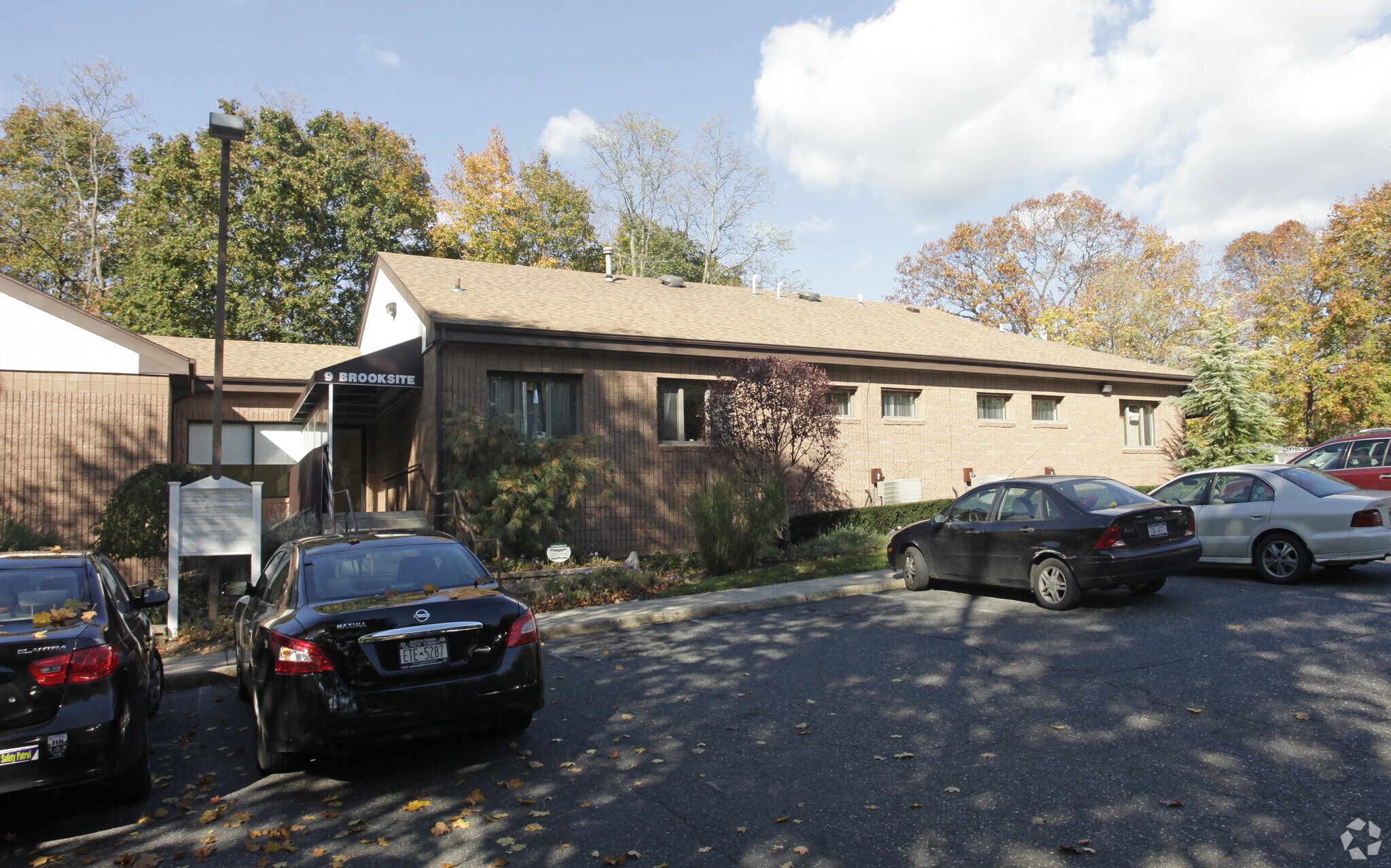 9 Brooksite Dr, Smithtown, NY à vendre Photo du bâtiment- Image 1 de 3