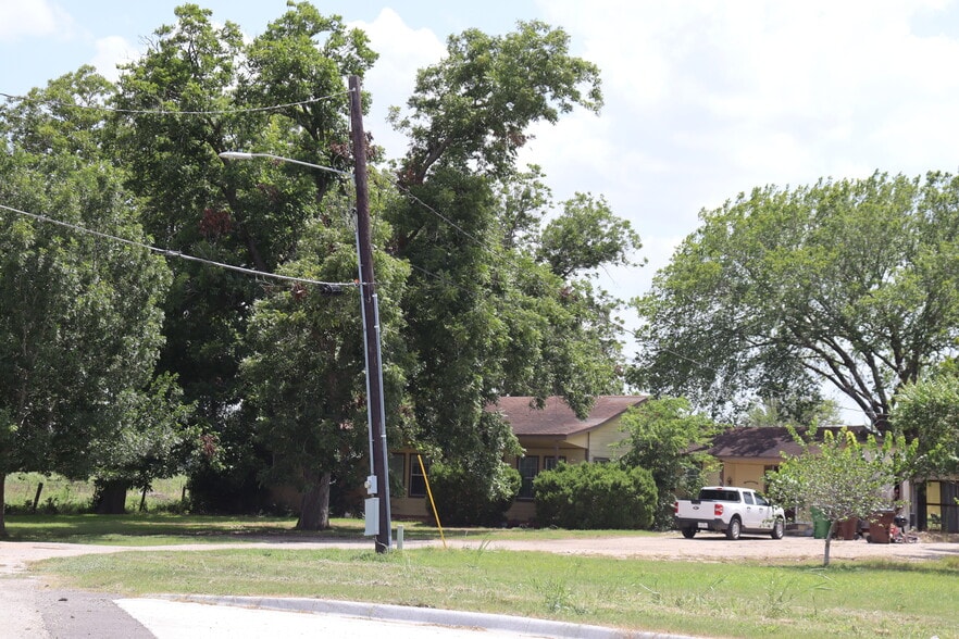 2001 Clearfork St, Lockhart, TX for sale - Building Photo - Image 2 of 7
