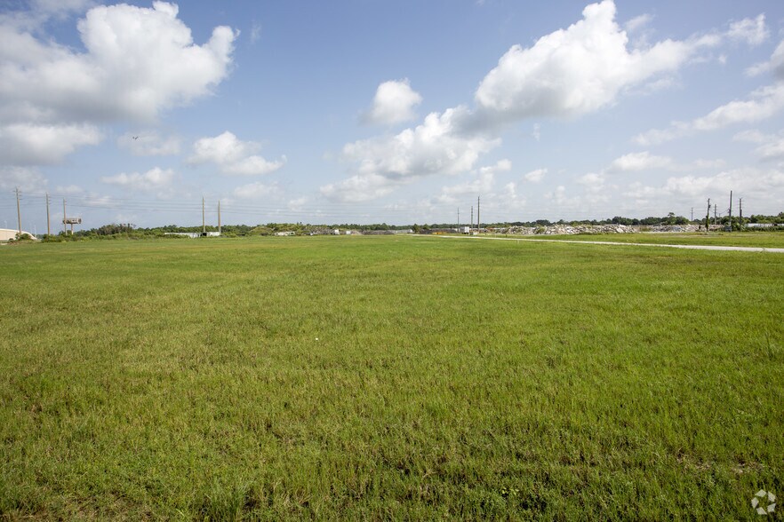 16950 Indy Dr, Fort Myers, FL à louer - Photo du bâtiment - Image 3 de 8