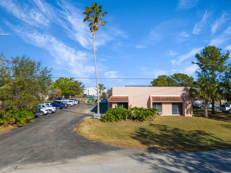 6371 Danner Dr, Sarasota, FL for lease - Building Photo - Image 3 of 12