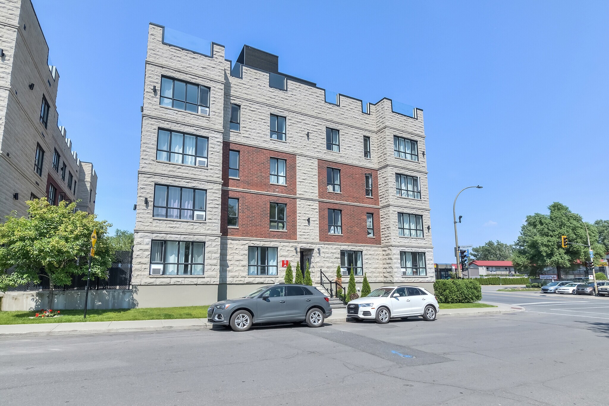 2001 Av Beaconsfield, Montréal, QC for sale Primary Photo- Image 1 of 1