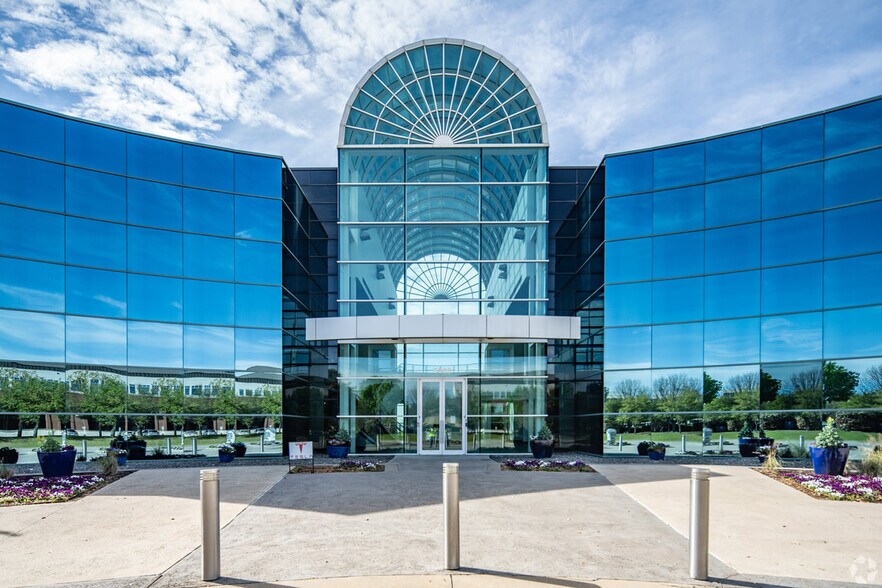 5800 Democracy Dr, Plano, TX à louer - Photo du bâtiment - Image 1 de 5