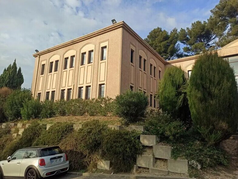 Office in Marseille for lease - Building Photo - Image 2 of 6