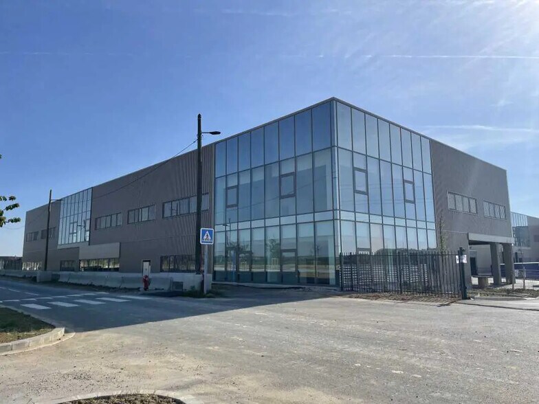 Office in Tremblay-en-France for lease - Building Photo - Image 1 of 14