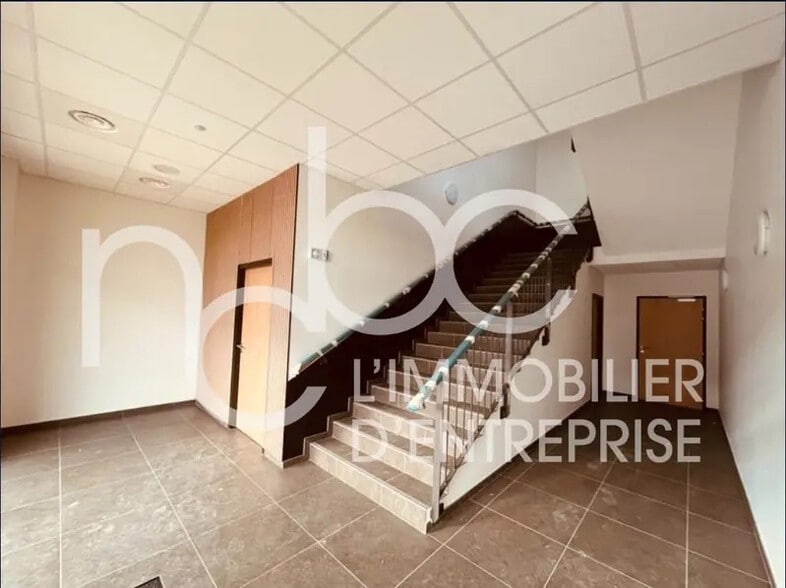 Flex in Saint-Priest for lease - Building Photo - Image 3 of 11