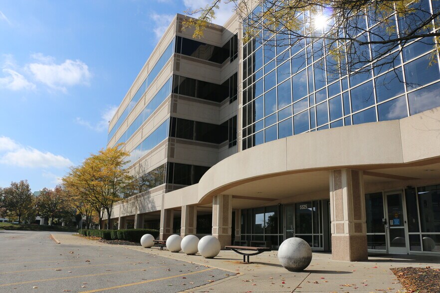 5525 Parkcenter Cir, Dublin, OH à louer - Photo du bâtiment - Image 2 de 27