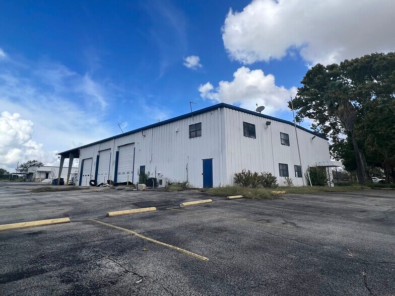 7659 S US-281, Pleasanton, TX à vendre - Photo du bâtiment - Image 2 de 17