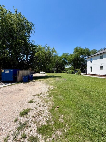 Emerald Isle + El Caro portfolio of 3 properties for sale on LoopNet.ca - Building Photo - Image 3 of 5