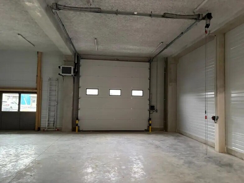 Flex in Lognes for lease - Building Photo - Image 2 of 8