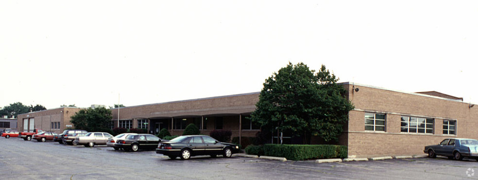 7533 Central Ave, Skokie, IL for lease - Building Photo - Image 2 of 17