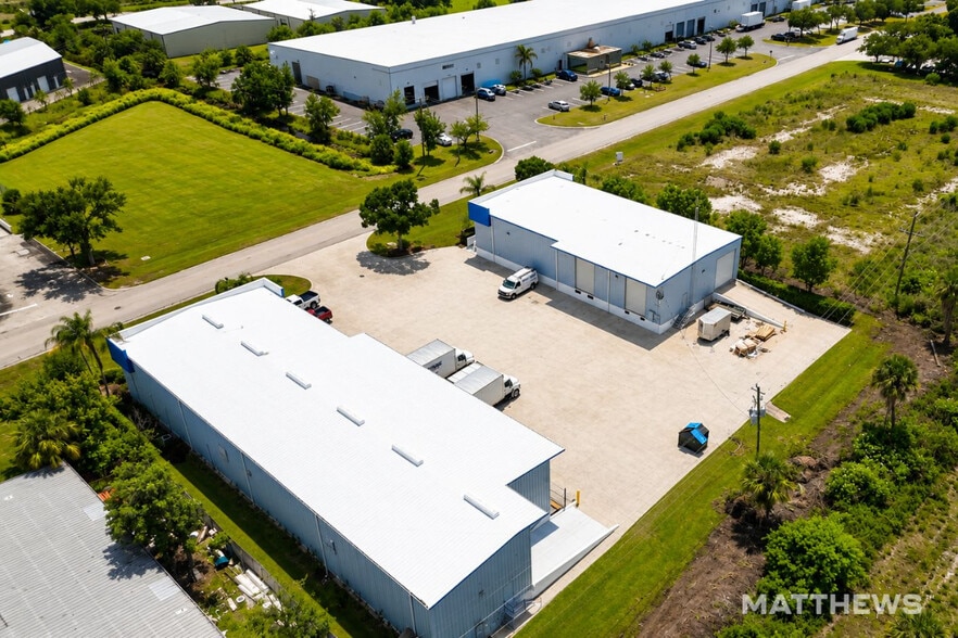 7328 Commercial Cir, Fort Pierce, FL for lease - Building Photo - Image 2 of 3