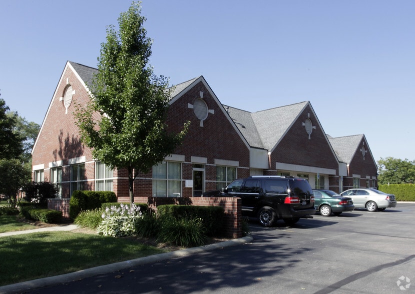 2151 E 14 Mile Rd, Birmingham, MI for lease - Building Photo - Image 2 of 3