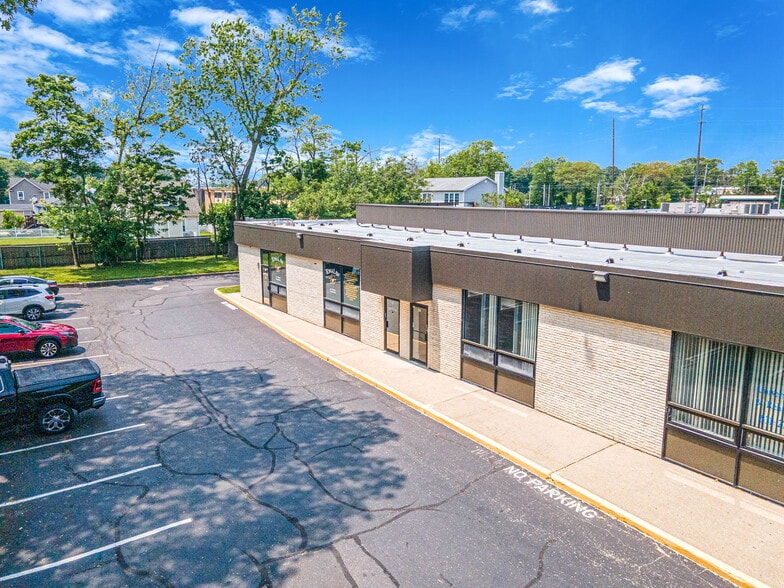 152 Islip Ave, Islip, NY for lease - Building Photo - Image 2 of 8
