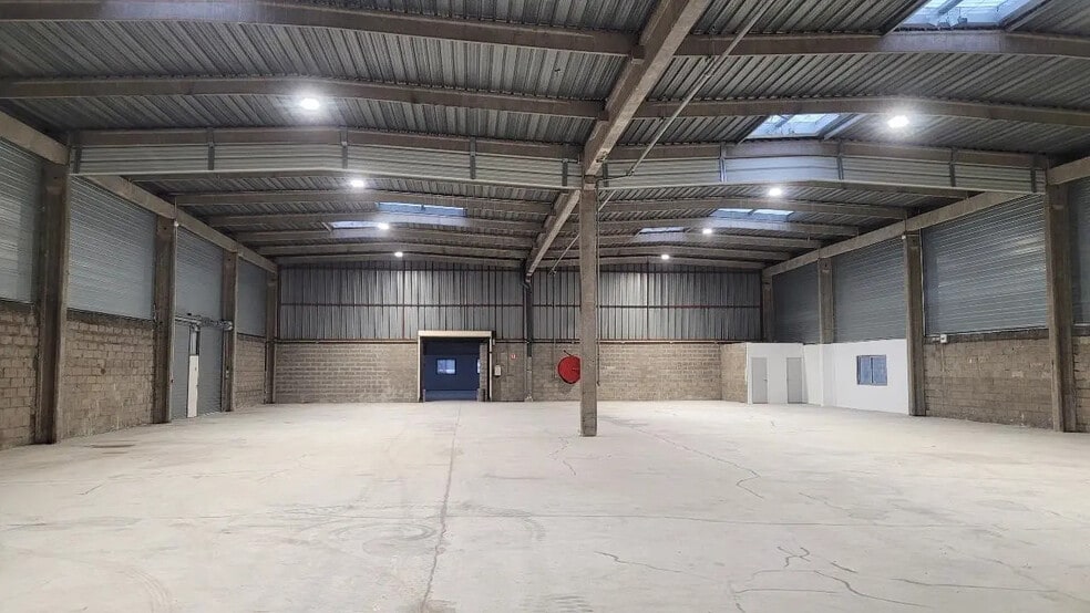 Flex in Le Petit-Quevilly for lease - Building Photo - Image 2 of 8