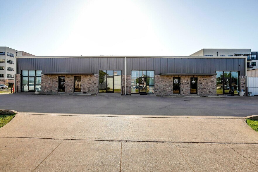 138 N Wilson St, Burleson, TX à louer - Photo du bâtiment - Image 3 de 3