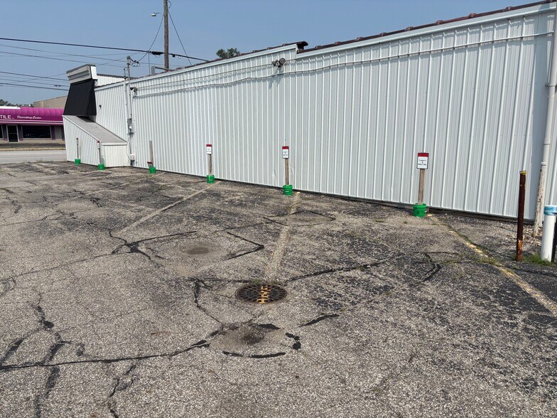 202 Dixie Way N, South Bend, IN à vendre - Photo du bâtiment - Image 2 de 8