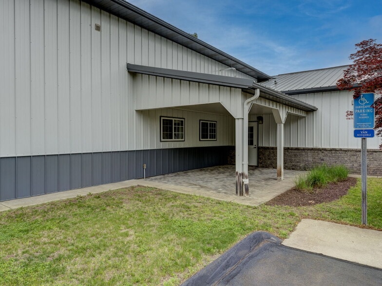 1 Northgate Dr, Windsor Locks, CT for lease - Building Photo - Image 3 of 7