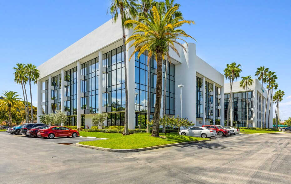 2300 Glades Rd, Boca Raton, FL à louer - Photo du bâtiment - Image 3 de 15