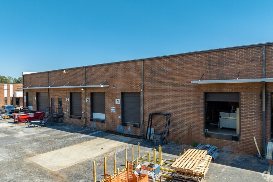 1416-1424 Kelton Dr, Stone Mountain, GA for lease - Building Photo - Image 2 of 5