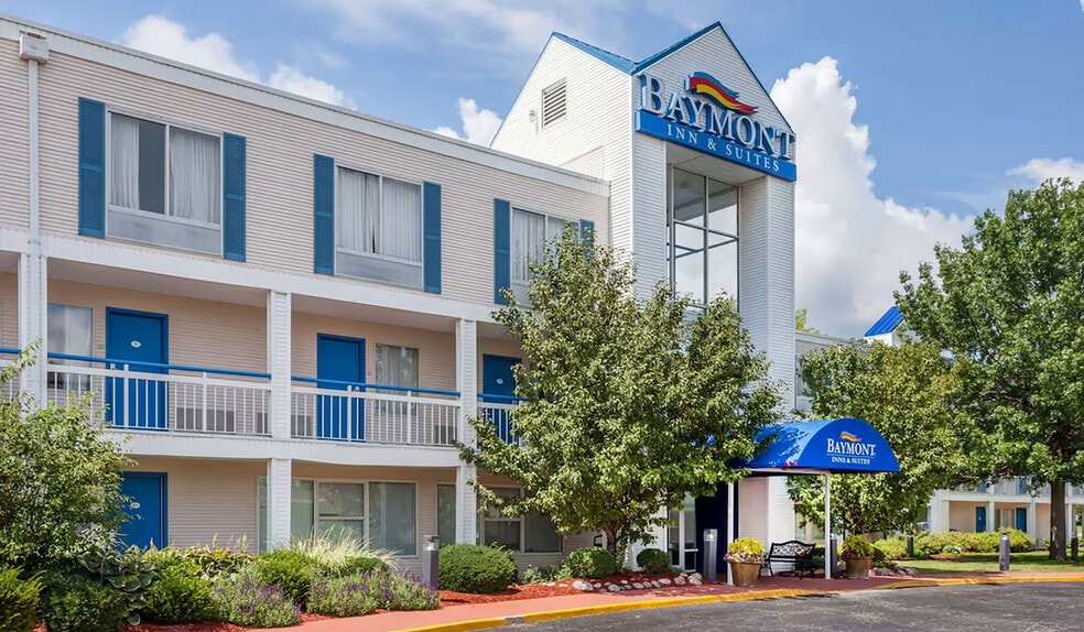 2002 W War Memorial Dr, Peoria, IL for sale - Building Photo - Image 2 of 19