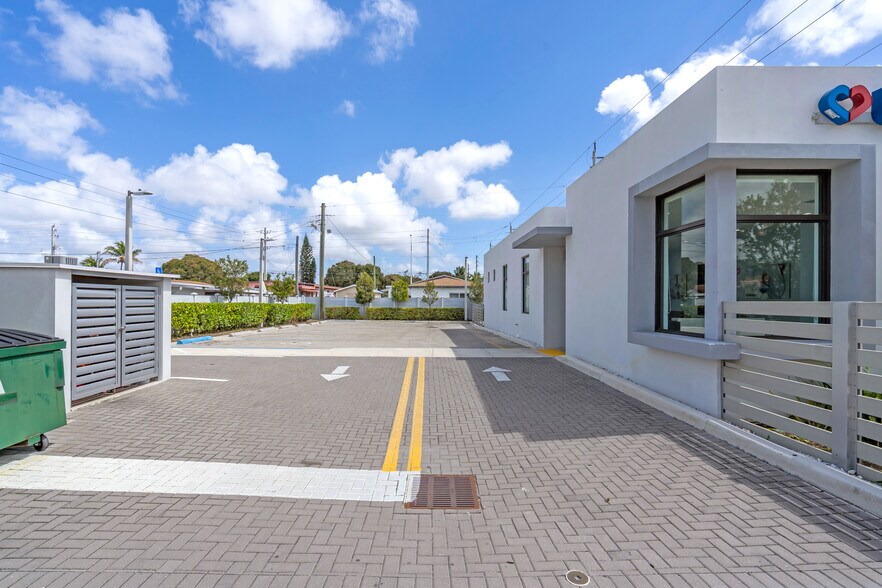 875 E 41st St, Hialeah, FL à vendre - Photo du bâtiment - Image 3 de 31