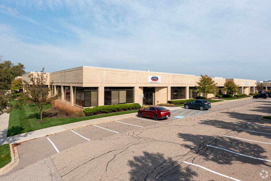 39625 Lewis Dr, Novi, MI à louer - Photo du bâtiment - Image 1 de 10