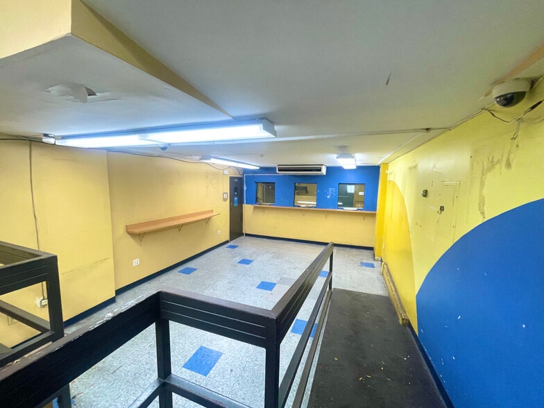 359 Nostrand Ave, Brooklyn, NY for lease - Interior Photo - Image 3 of 15