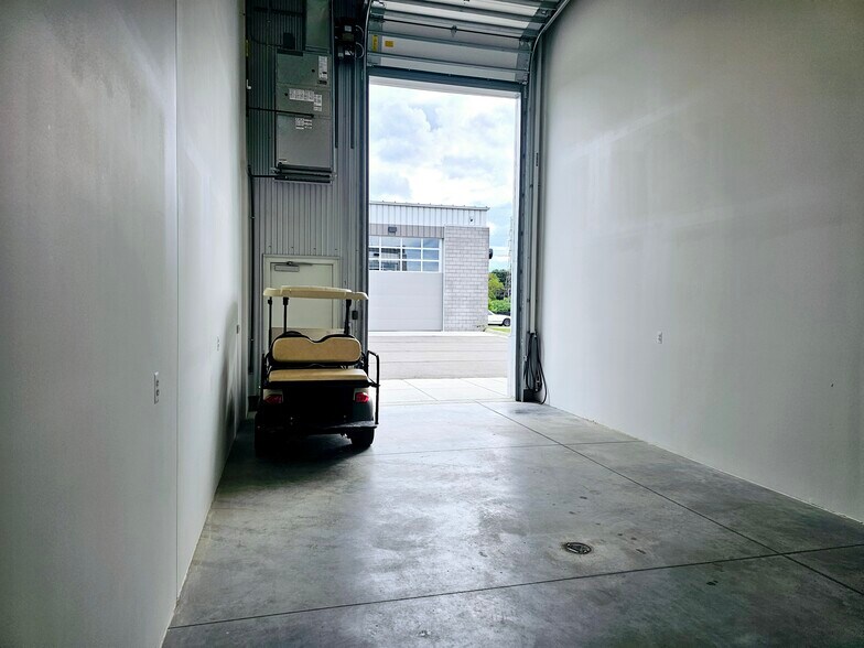 214 Chicane Ln, Pontiac, MI à vendre - Photo du bâtiment - Image 2 de 10